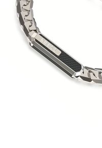 Bracciale in catena color argento caratterizzato da maglie lucide, un centro in fibra di carbonio nera e un'etichetta marchiata incisa con "GUESS."