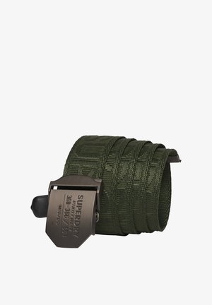 Cinturón verde trenzado con un patrón texturizado, que presenta una hebilla de metal negro grabada con "Superdry" y otros detalles.