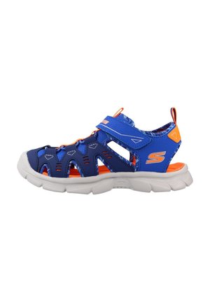 Sandalia deportiva azul y naranja con puntera abierta, suela blanca, tira ajustable de velcro y aberturas de ventilación.