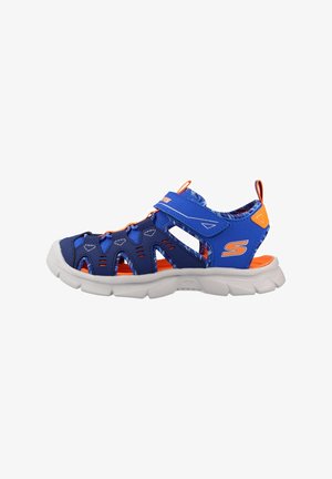 Sandalia deportiva azul y naranja con puntera abierta, suela blanca, tira ajustable de velcro y aberturas de ventilación.