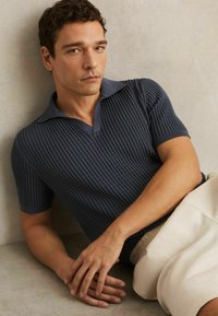 Reiss REGULAR FIT-MERIT MICRO-CABLE OPEN-COLLAR  - Pólóing - dark airforce blue