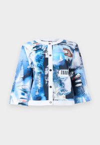 Blauwe en witte cardigan met knopen, met een nautische collage van boten, zeilboten, een vuurtoren, golven en meeuwen.