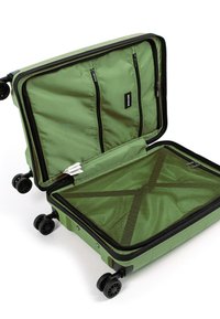 Zelený tvrdý kufr s zipovým otevíráním, vnitřními síťovanými kapsami a křížovými popruhy. Je vybaven čtyřmi černými kolečky pro snadnou mobilitu.