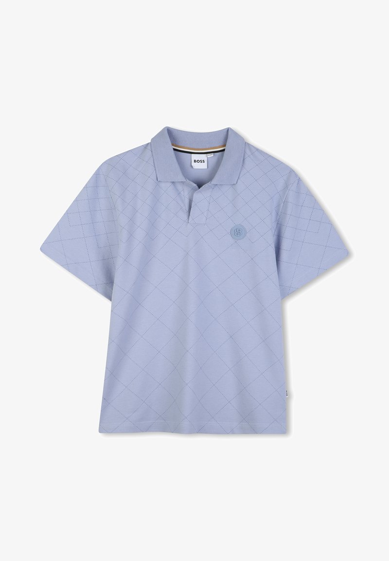 Polo bleu clair avec un motif en losanges texturé, manches courtes et une patte à trois boutons. Présente un logo sur le côté gauche de la poitrine.