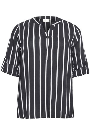 Blouse rayée noir et blanc avec une coupe décontractée, des manches retroussables et un décolleté en V. Fabriquée en tissu léger avec une texture lisse.
