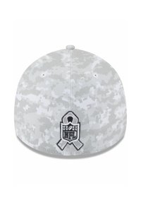 Grau camouflierter Hut mit flachem Schirm, ausgestattet mit einem gestickten NFL-Logo und einem Gedenkbändchen auf der Rückseite.
