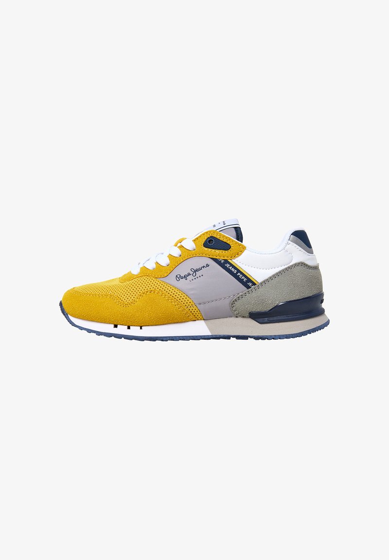 Baskets jaunes et grises avec un dessus en suède texturé, des lacets blancs et un accent bleu marine au niveau du talon. Comprend des panneaux en mesh et une semelle rembourrée.