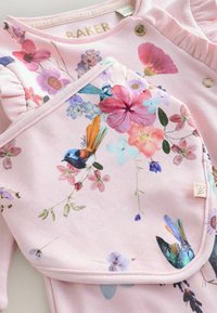 Rosa, blumenmusterte Babykleidung mit einem Rüschenkragen, die lebhafte Vögel und Blumen in verschiedenen Farben und Texturen zeigt.