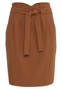 Jupe marron taille haute avec une ceinture en tissu nouée et des plis sous la taille.