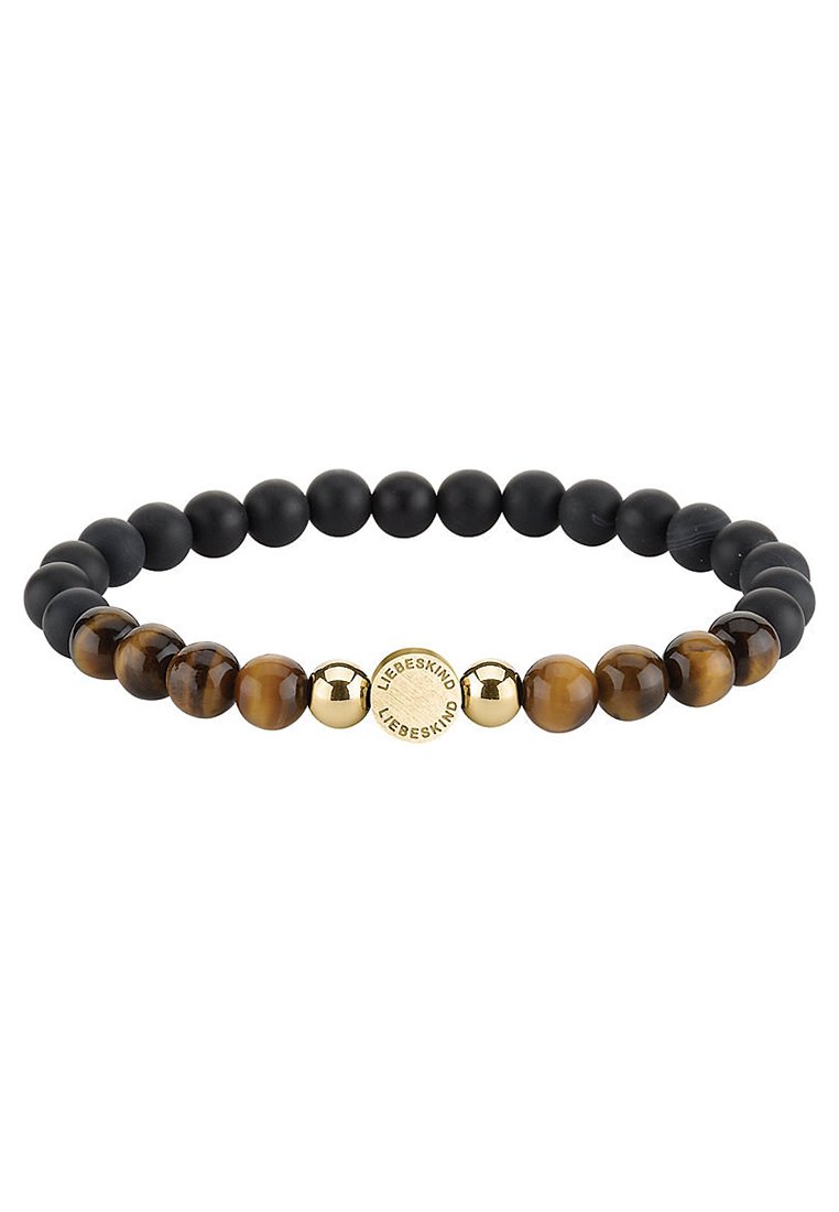 Elastische armband met matte zwarte en glanzende bruine kralen, voorzien van een gouden accentkraal met merkgravure. Eenvoudig, rond ontwerp.