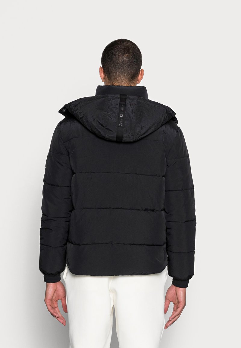 Herren Leichte Jacken | Calvin Klein Jeans DOWN HOODED PUFFER Winterjacke black/schwarz - JD53975 Herren Leichte Jacken | Calvin Klein Jeans DOWN HOODED PUFFER Winterjacke black/schwarz - JD53975