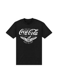 Černé bavlněné tričko s bílým logem Coca-Cola, křídly a nápisy "Užijte si" a "Užijte si ledově studené". Klasický kulatý výstřih, krátké rukávy.