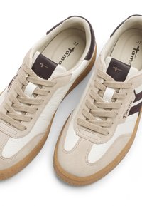Ζευγάρι μπεζ και λευκά casual sneakers με λαστιχένιες σόλες, μπεζ κορδόνια και σκούρες καφέ λεπτομέρειες, μέγεθος 37, ονομασία επωνυμίας ορατή μέσα και έξω.