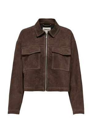 Bruine cropped jack met een kraag, ritssluiting aan de voorkant en twee borstzakken met witte stikseldetails. Merklabel "ONLY" zichtbaar aan de binnenkant.