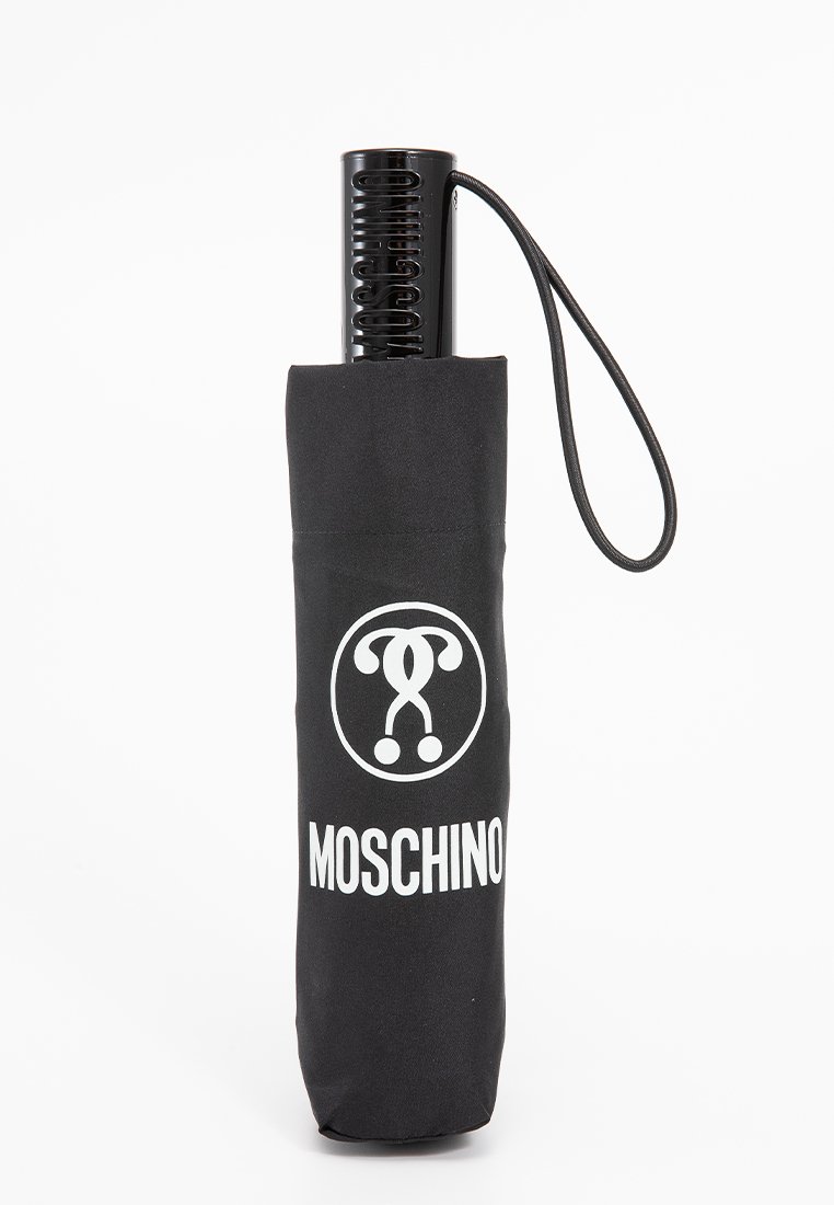 Schwarzer Regenschirm mit einem zylindrischen Griff, der eine strukturierte Oberfläche aufweist und das Moschino-Logo trägt. Wird mit einer passenden schwarzen Tasche zur Aufbewahrung geliefert.