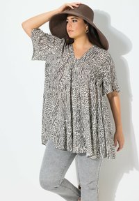 Ulla Popken ANIMAL SHORT SLEEVE  - Tunika - snow white