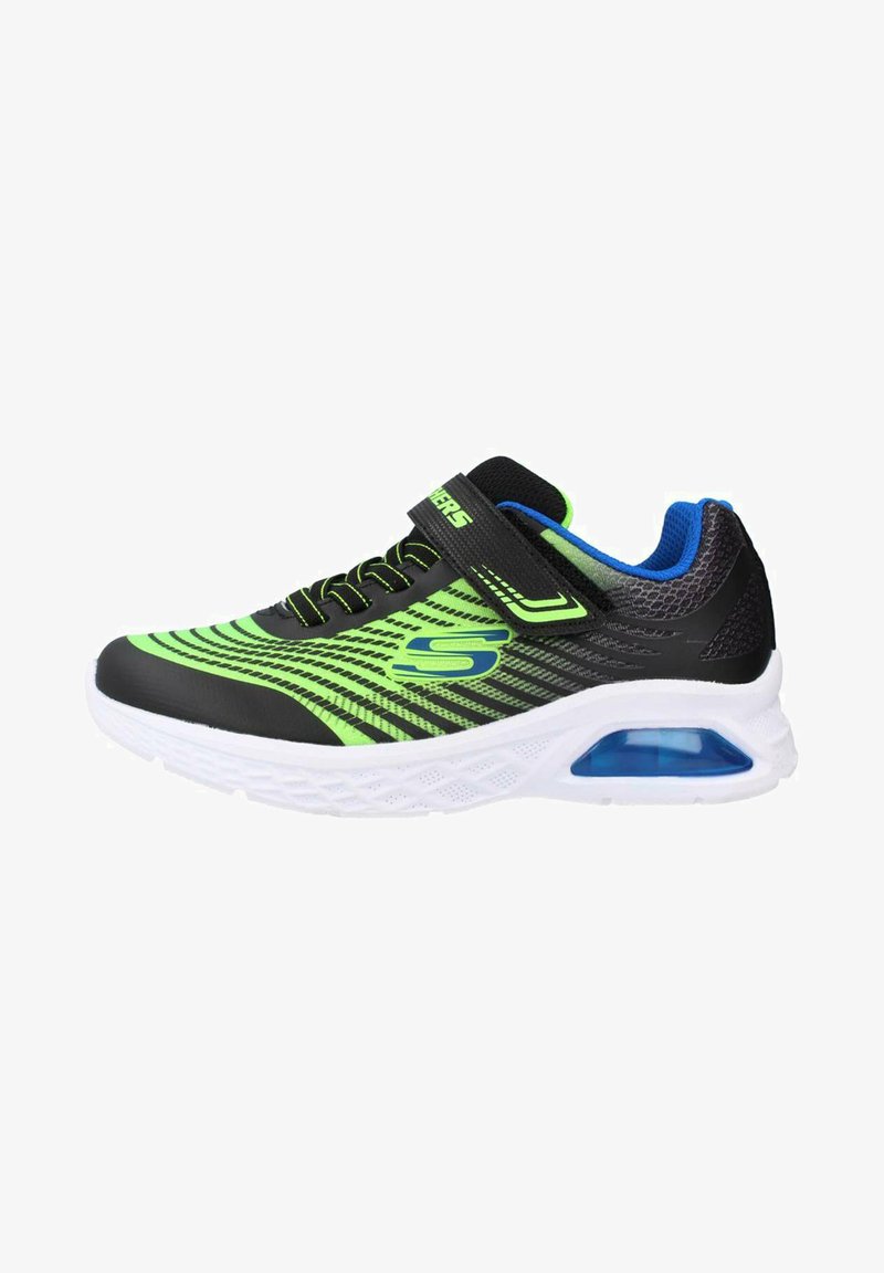 Zapatilla deportiva negra y verde con parte superior de malla, diseño a rayas, cuello acolchado, tira de Velcro y suela con aire acondicionado azul.