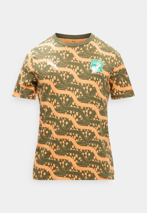 T-shirt de sport à manches courtes Puma aux motifs verts et orange avec le logo de l'équipe de football de Côte d'Ivoire sur la poitrine gauche.