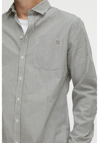 Heren overhemd met lange mouwen in groen en witte verticale strepen, met een button-down kraag, enkele borstzak en een subtiele logo op de zak.