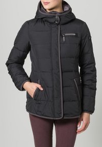 Svart puffjacka med huva, dragkedjeförsedd bröstficka och sidofickor. Har en kviltad design med kontrasterande grå kant.