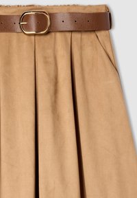 Gonna plissettata beige con tasca laterale e cintura in pelle marrone con fibbia ovale dorata.