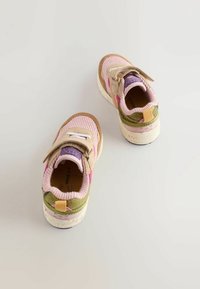Dwa kolorowe sneakersy z różowym materiałem, beżowymi akcentami i teksturowanym zielonym tyłem. Zapięcie na rzep i wzorzysty wzór podeszwy.
