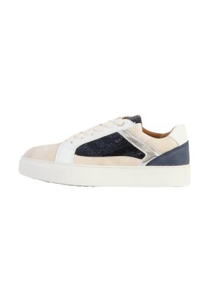 Sneakers con una toma in suede beige, pannello laterale texturato blu navy, dettagli in pelle bianca e suola in gomma bianca. Presentano lacci rotondi e un profilo basso.