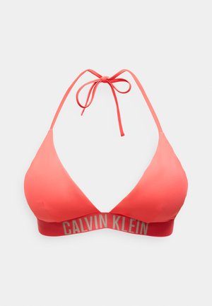 Bikini superior color coral con cuello halter y banda elástica en la parte inferior con el logo de Calvin Klein en texto blanco.