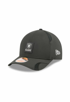 Casquette de baseball noire avec couronne arrondie, visière curved, panneaux latéraux en mesh et un patch affichant un logo pour les Las Vegas Raiders.