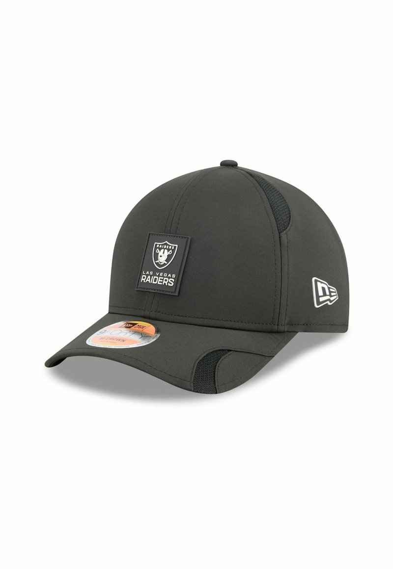 Schwarze Baseballmütze mit runder Krone, gebogenem Schirm, seitlichen Mesh-Elementen und einem Patch mit dem Logo der Las Vegas Raiders.