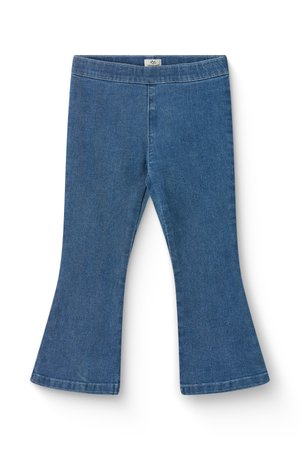Pantaloni svasati in denim blu con vita elastica e senza tasche visibili, mostrati distesi su uno sfondo bianco.