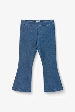 Niebieskie dzwoniaste spodnie z denimu z elastycznym pasem i bez widocznych kieszeni, pokazane na płasko na białym tle.