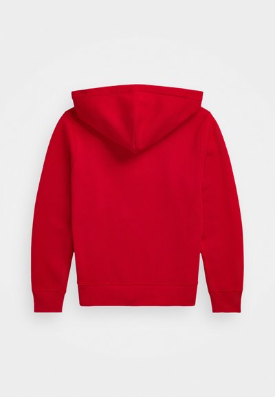 Rode hoodie met een zachte textuur, voorzien van een capuchon met trekkoord, lange mouwen en een eenvoudig ontwerp. Geen zichtbare logo's of patronen.