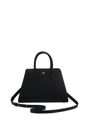 Bolso trapezoidal negro con dos asas, una larga correa ajustable y un pequeño emblema dorado de abeja en el centro delantero.