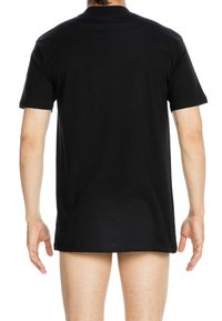Maglietta nera in cotone con collo rotondo e maniche corte, vista dal retro e dal taglio rilassato, senza motivi o accessori visibili.