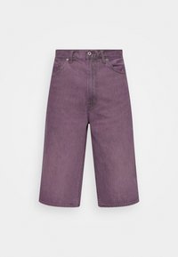 Lila Denim-Shorts mit geradem Bein, hoher Taille, Knopfverschluss und Fünf-Taschen-Design. Glatte Textur mit einem subtilen Farbverlauf.
