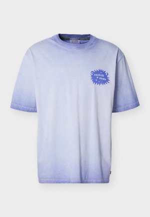 Μωβ ανοιχτόχρωμο μπλουζάκι με κοντά μανίκια, στρογγυλή λαιμόκοψη και μικρό λογότυπο "scotch & soda" σε μπλε χρώμα στο αριστερό στήθος.