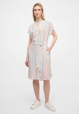 Musterkleid aus leichtem Stoff mit einem mehrfarbigen geometrischen Design, kurzen Ärmeln, einem Kragen und einem gebundenen Taillengürtel.