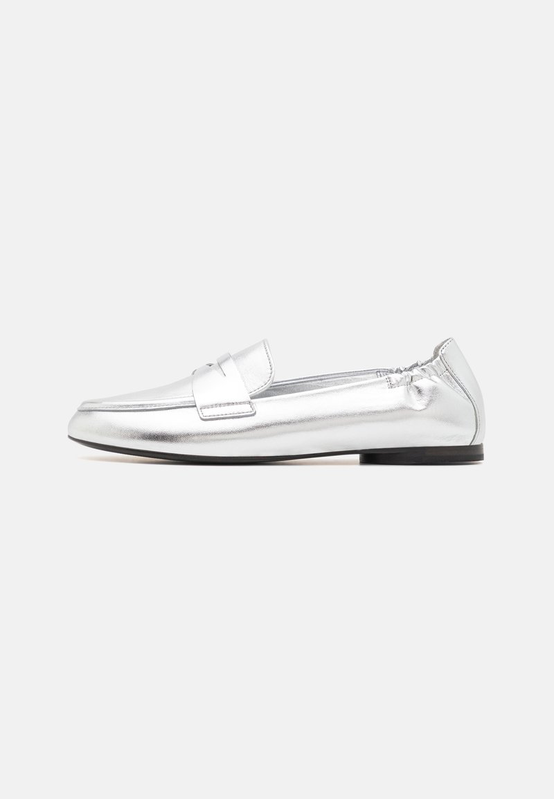 Sølvfarvede metallic loafers med en flad sål, let elastik bagpå og en vandret rem over vristen. Glat tekstur, slankt design.
