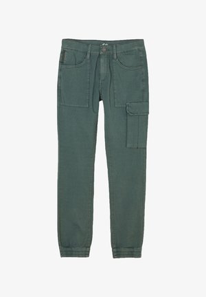 Pantalones cargo verdes con puños elásticos, botón y cremallera delanteros, dos grandes bolsillos frontales y un bolsillo con solapa en el muslo derecho.