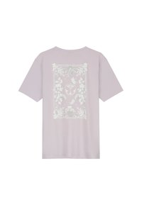 Lavendel t-shirt van zachte katoen, met een witte bloemenprint op de achterkant, voorzien van vlinders en decoratieve randen.