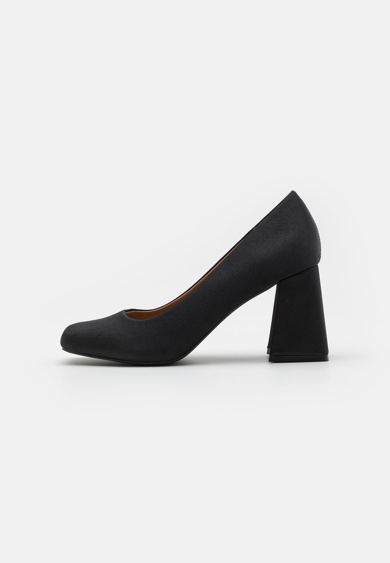 Escarpin fermé noir pour femme avec talon carré bloc et finition mate lisse, vu de côté sur fond blanc.