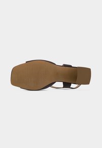 Σανδάλι με τετράγωνη μύτη και χαμηλό τετράγωνο τακούνι, σκούρα λουριά και υφή από τηφλωμένο ταμπά πέλμα με μέγεθος 37, εμφανιζόμενο από κάτω.