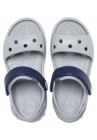 Grå gummisandaler med en marineblå rem, har ventilationshuller og en struktureret fodseng for bedre greb. Designet til komfort og åndbarhed.