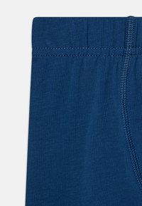 Mörkblå leggings med ett mjukt, stretchigt material, elastisk midja och platta sömmar för komfort och flexibilitet.
