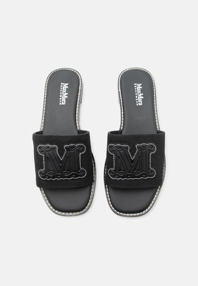Μαύρα σανδάλια slide με υφασμένες φαρδιές λουρίδες που διαθέτουν μεγάλα ανάγλυφα λογότυπα "M", τετράγωνα δάχτυλα και σήμανση MaxMara Beachwear στο εσωτερικό.