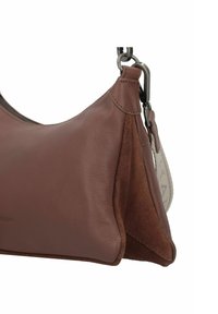 Sac à main en cuir brun avec une texture lisse, présentant des accents en suède, une fermeture éclair et des garnitures en métal sur la sangle.