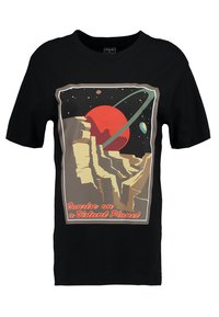 Sort bomulds T-shirt med et retro grafisk print af en rød planet og landskab med teksten "Solopgang på en Fjern Planet."