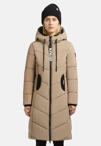 Lång beige pufferjacka med huva, svarta accenter, dragkedjestängning och kontrasterande ränder. Har diamantquiltat mönster och sidofickor.