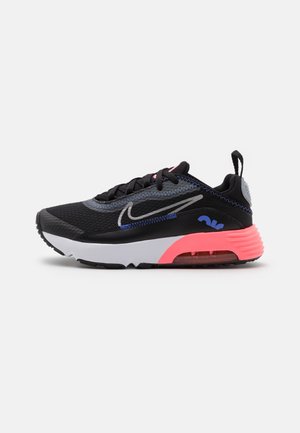 Czarny sportowy sneaker z białą podeszwą środkową, różową poduszką powietrzną na pięcie, niebieskimi detalami, czarnymi sznurówkami i materiałową pętelką na jednolitym tle.
